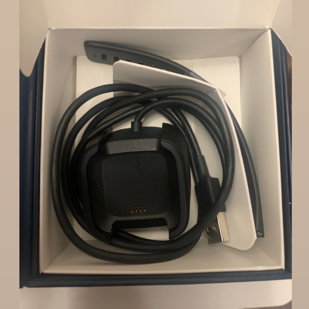 Fitbit Versa - Picture 3 of 9